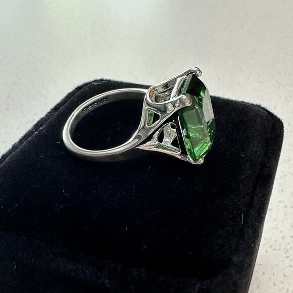 Large Green Gemstone Ring sz 6, with 18k GE Band - Picture 8 of 9